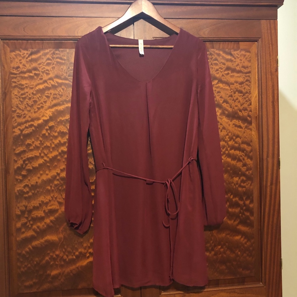 Médium maroon long sleeve dress size medium